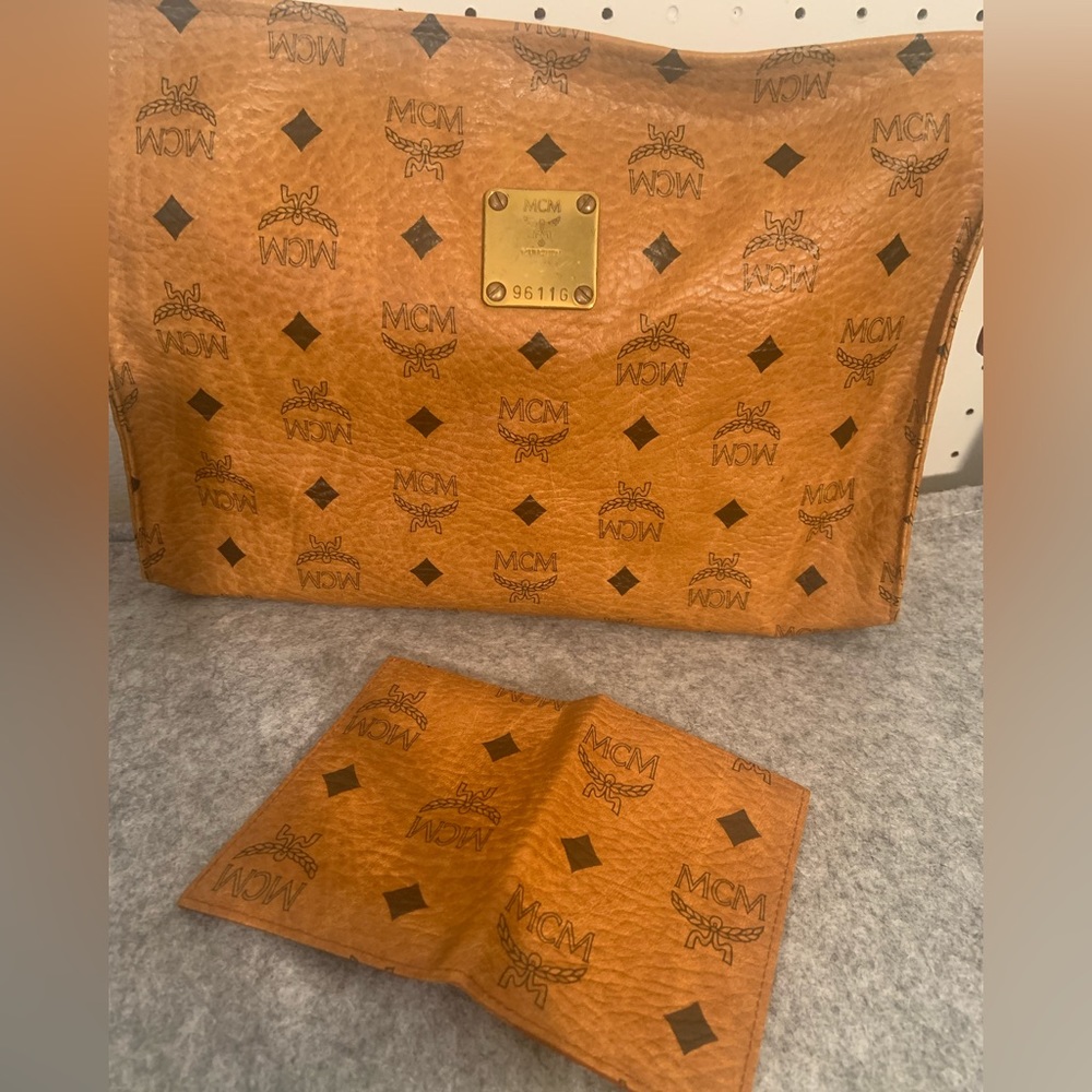 one zipper MCM hand bag & credit card small wallet in excellent condition